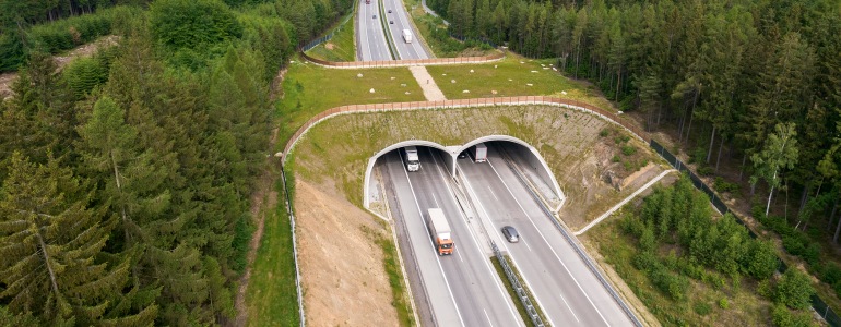 Letecký snímek dálnice s ekoduktem.