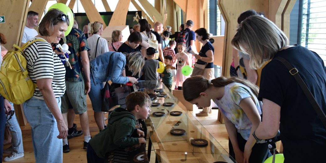 Návštěvníci si prohlížejí vnitřní expozici Domu přírody Hodonínské Dúbravy.