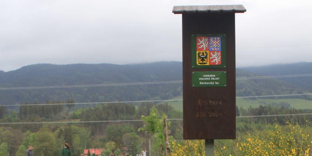 První hraniční cedule CHKO Slavkovský les z roku 1974.