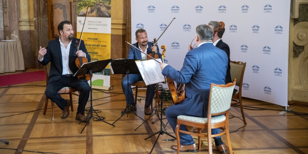 O hudební doprovod konference v Senátu se postaral smyčcové hudební uskupení Epoque Qartet.