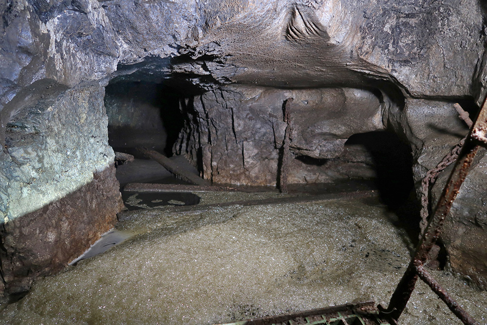 Znečištěná voda toku Lopač v jeskyni Starý Lopač. Propadání Lopače se nachází v blízkosti výusti z čistírny odpadních vod Ostrov u Macochy, kterou je třeba intenzifikovat.  Foto Kamila a Jiří Šírovi