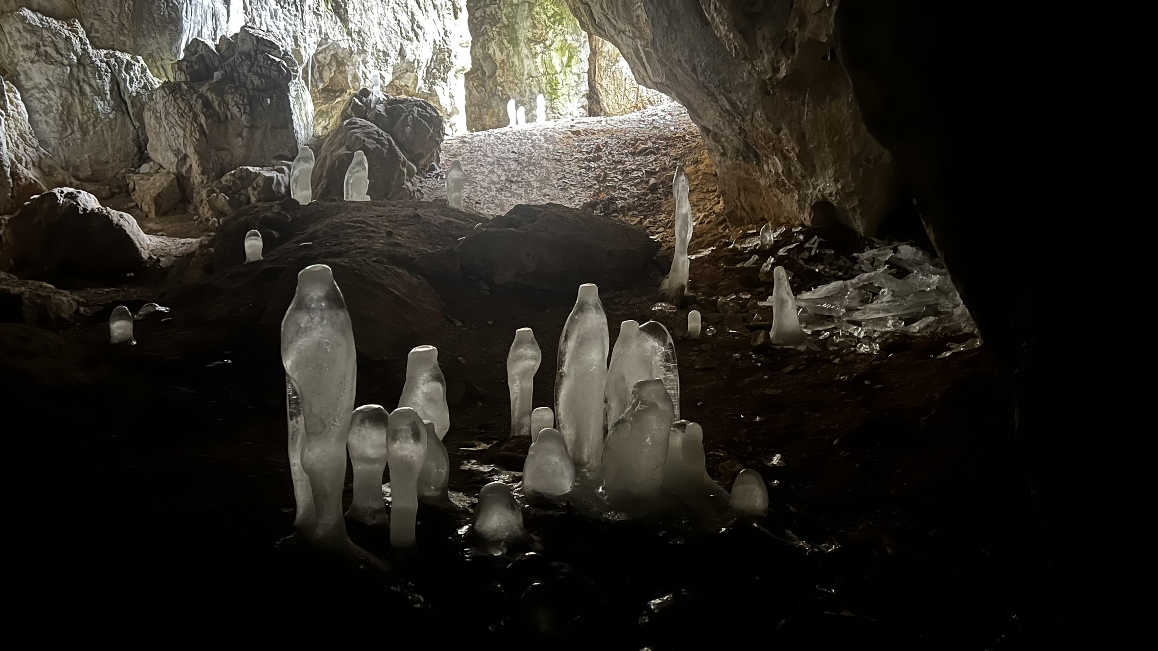 Ledové krápníky v krasu vítají ukázněné turisty