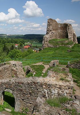 Divokými roklemi na zříceninu hradu Lichnice