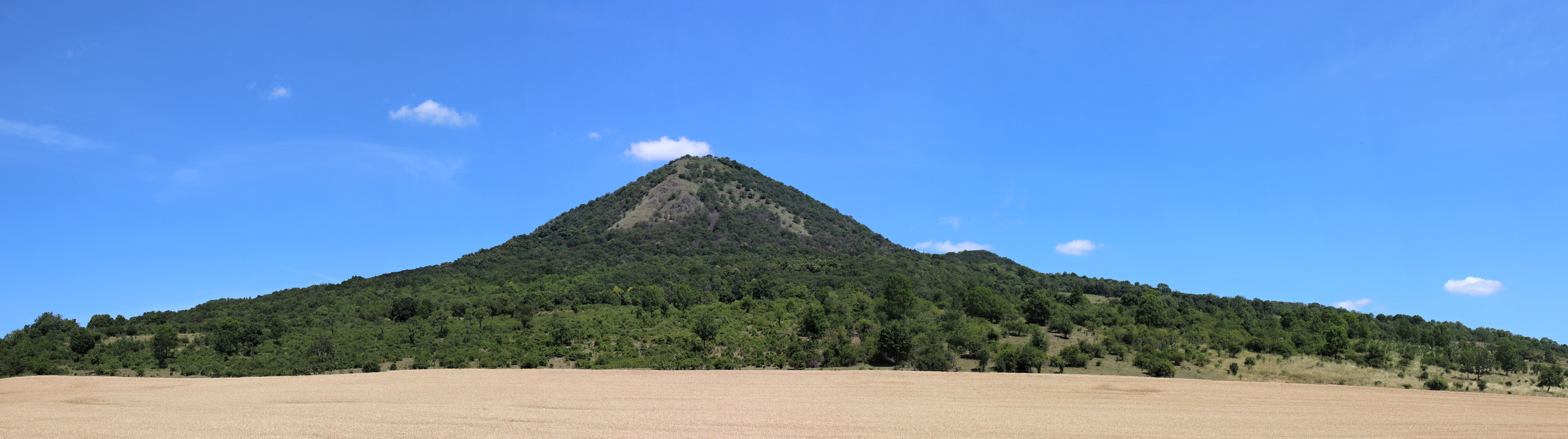 Pohled na vrch Lovoše.